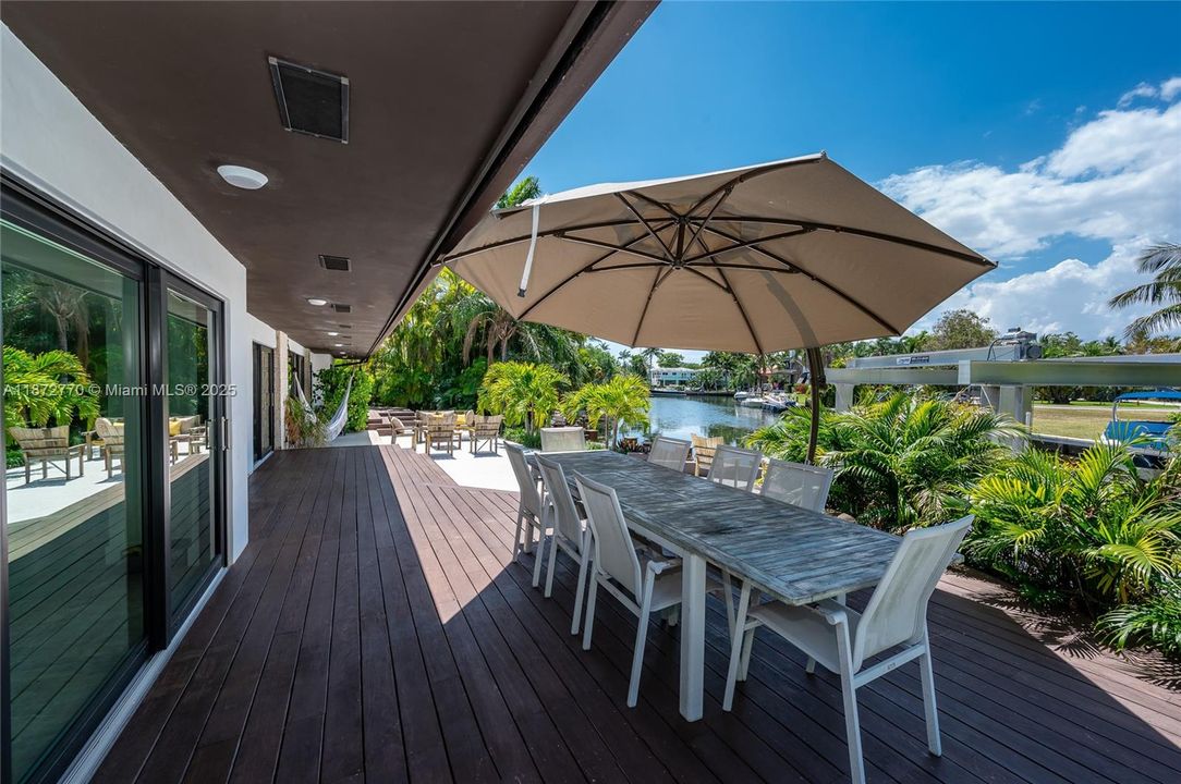 合同活跃: $3,900,000 (4 贝兹, 3 浴室, 2710 平方英尺)