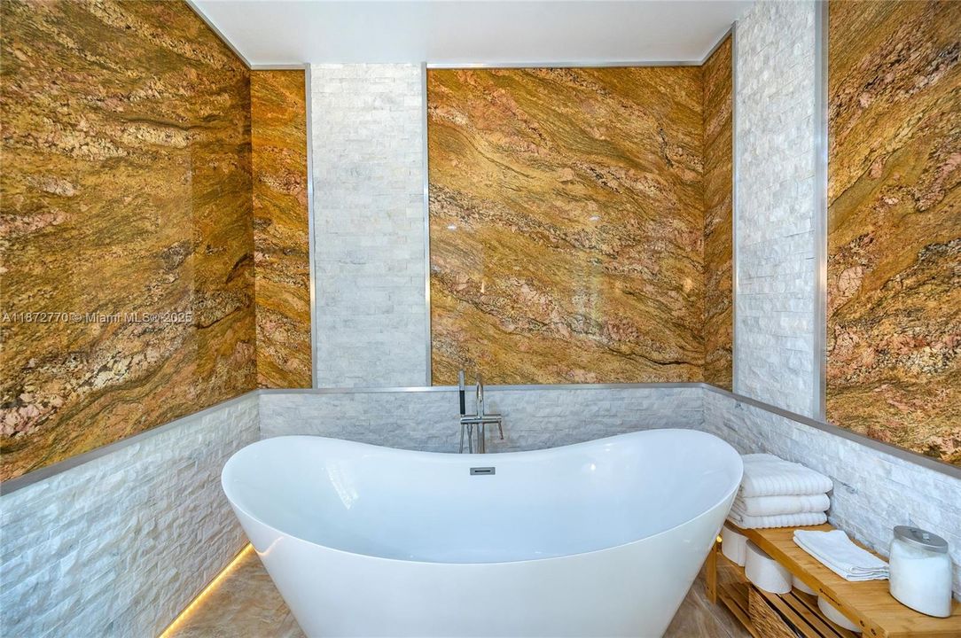 合同活跃: $3,900,000 (4 贝兹, 3 浴室, 2710 平方英尺)