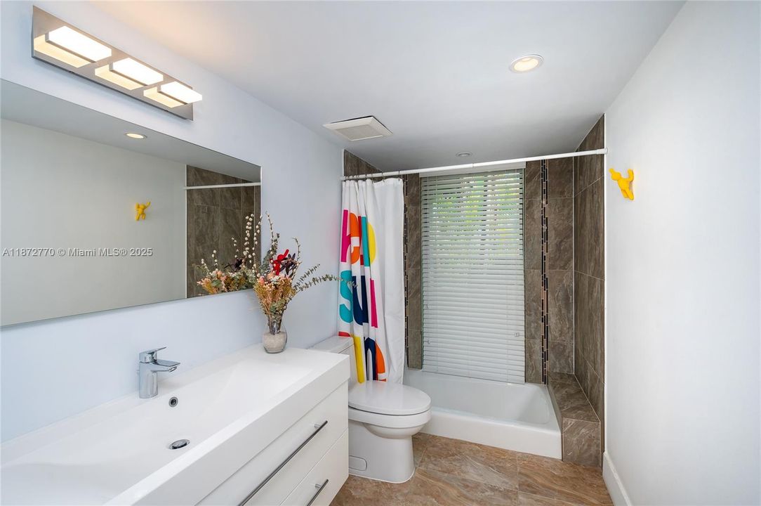 合同活跃: $3,900,000 (4 贝兹, 3 浴室, 2710 平方英尺)