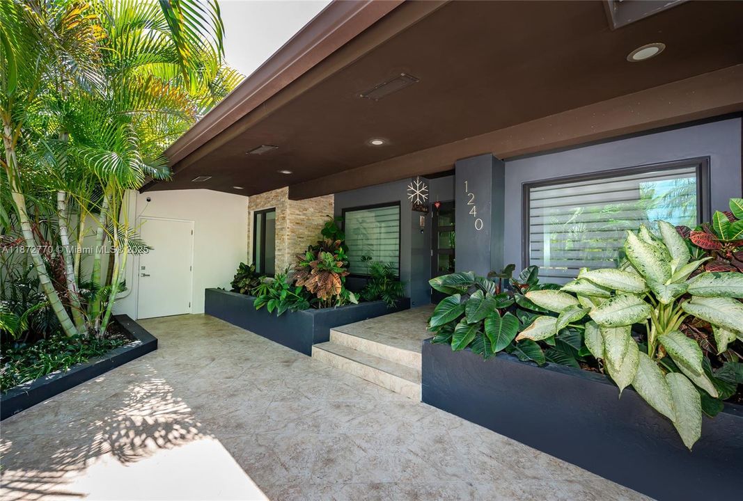 合同活跃: $3,900,000 (4 贝兹, 3 浴室, 2710 平方英尺)