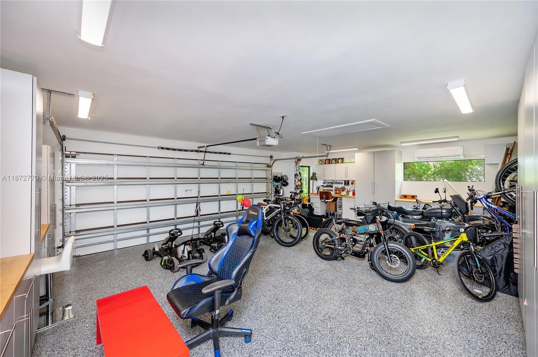 合同活跃: $3,900,000 (4 贝兹, 3 浴室, 2710 平方英尺)