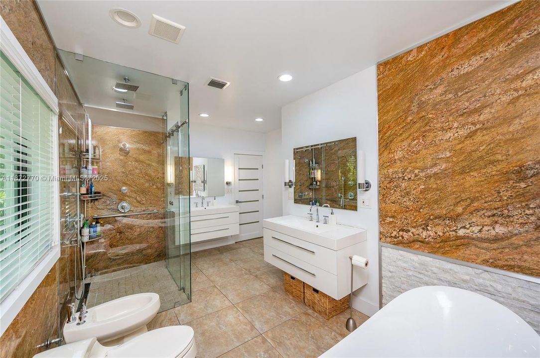 合同活跃: $3,900,000 (4 贝兹, 3 浴室, 2710 平方英尺)