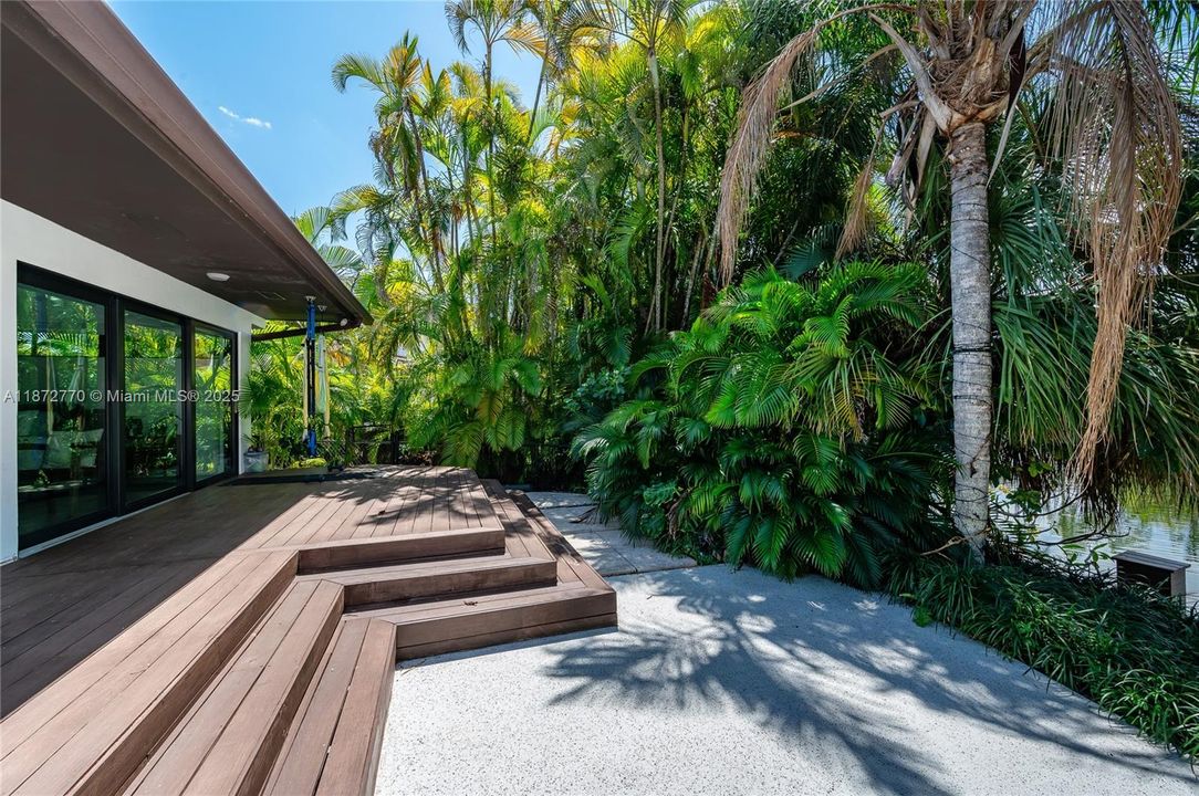 合同活跃: $3,900,000 (4 贝兹, 3 浴室, 2710 平方英尺)