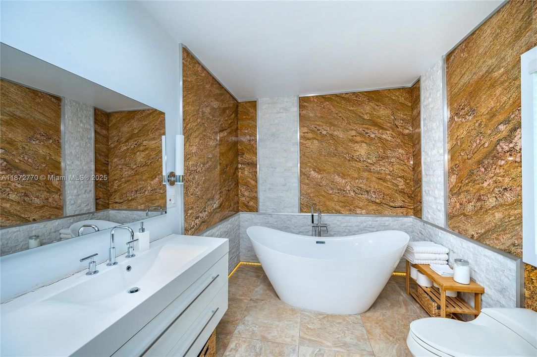 合同活跃: $3,900,000 (4 贝兹, 3 浴室, 2710 平方英尺)