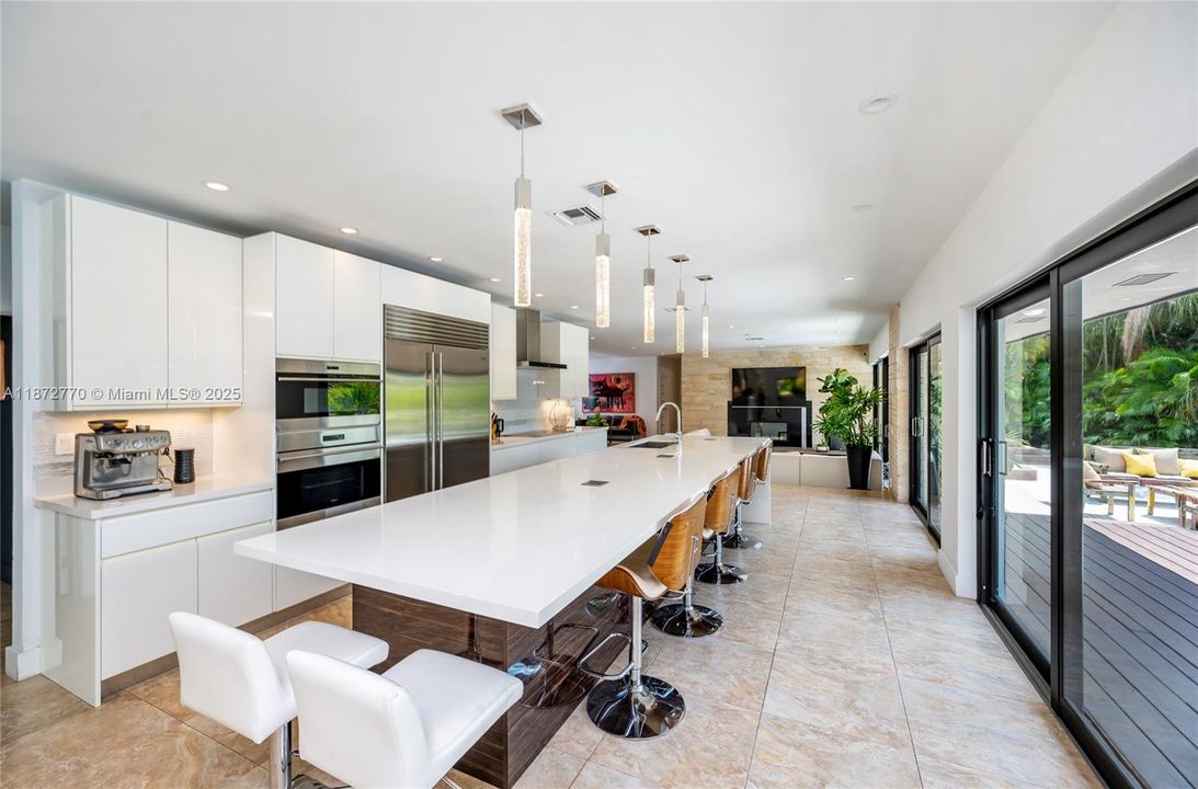 合同活跃: $3,900,000 (4 贝兹, 3 浴室, 2710 平方英尺)