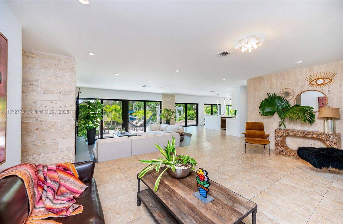 合同活跃: $3,900,000 (4 贝兹, 3 浴室, 2710 平方英尺)