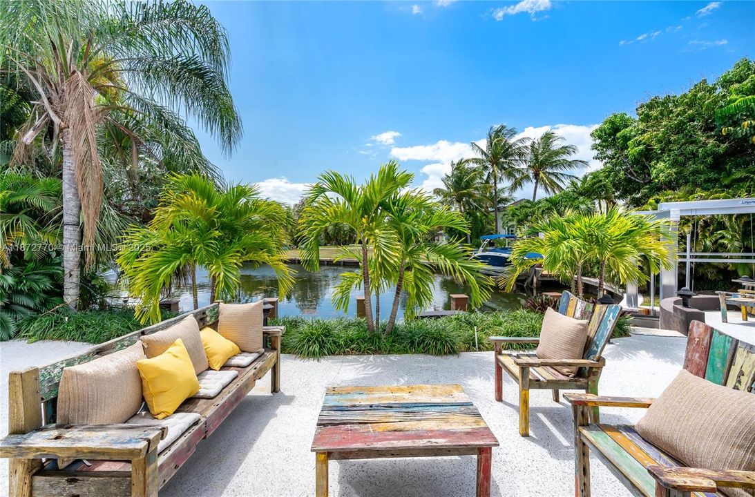 合同活跃: $3,900,000 (4 贝兹, 3 浴室, 2710 平方英尺)