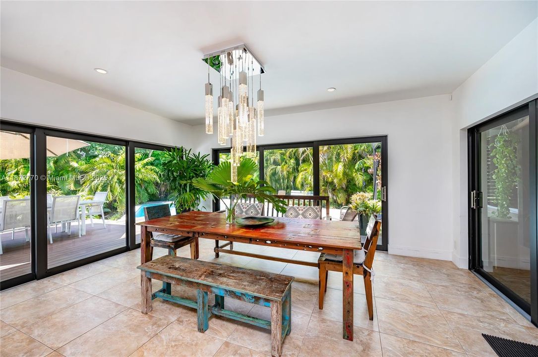 合同活跃: $3,900,000 (4 贝兹, 3 浴室, 2710 平方英尺)