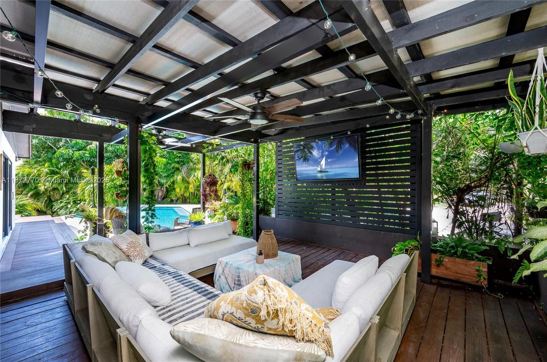 合同活跃: $3,900,000 (4 贝兹, 3 浴室, 2710 平方英尺)