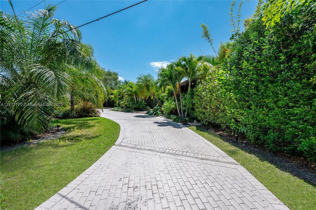 合同活跃: $3,900,000 (4 贝兹, 3 浴室, 2710 平方英尺)