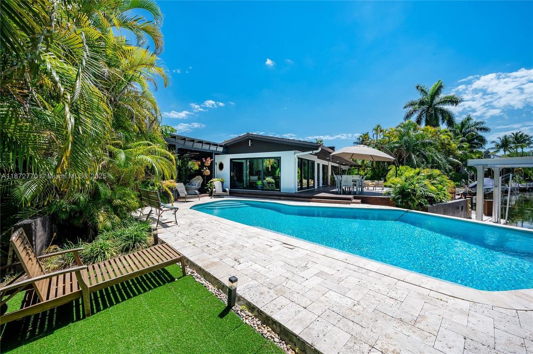 合同活跃: $3,900,000 (4 贝兹, 3 浴室, 2710 平方英尺)