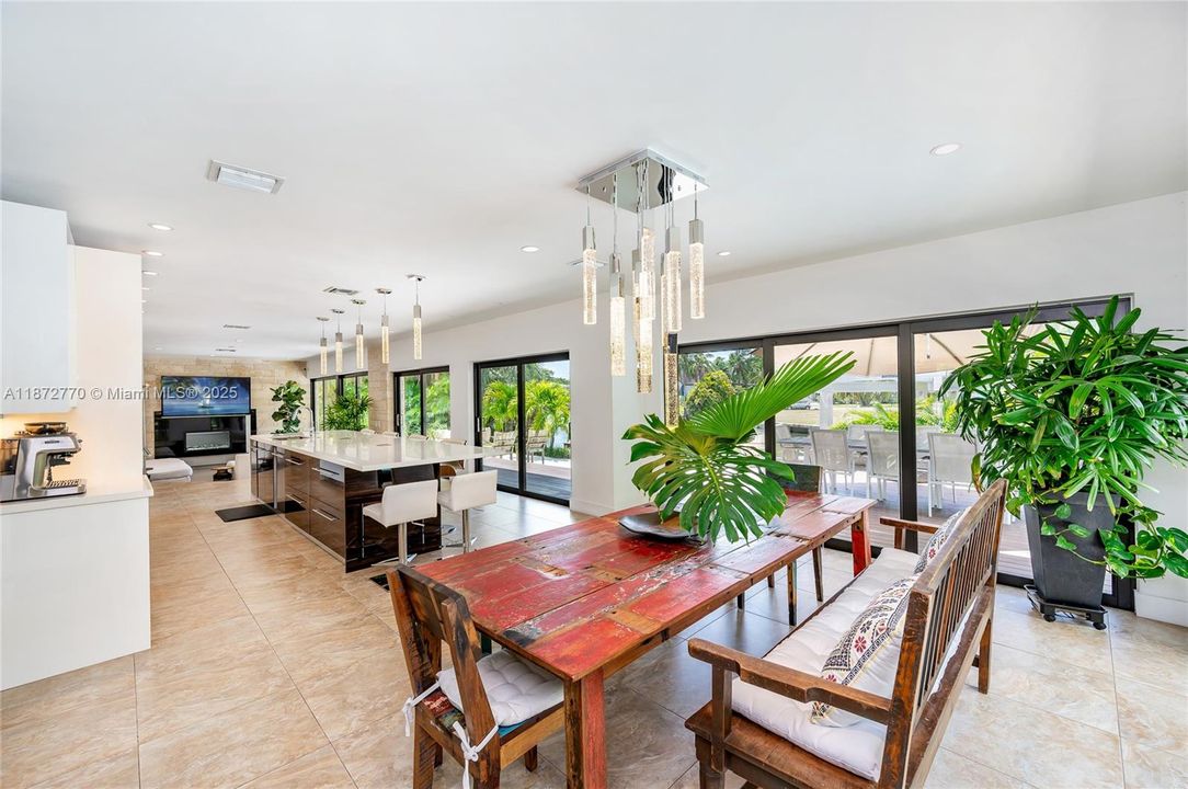 合同活跃: $3,900,000 (4 贝兹, 3 浴室, 2710 平方英尺)