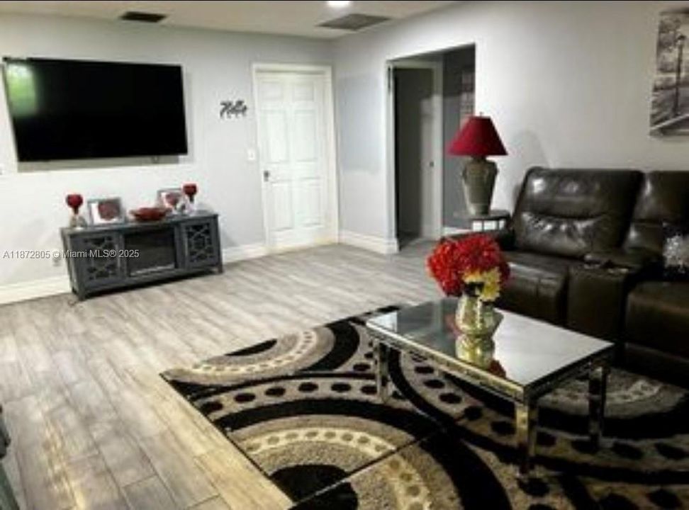 最近租的: $2,200 (3 贝兹, 2 浴室, 1680 平方英尺)