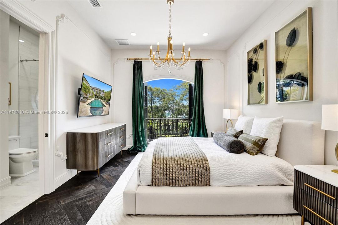 最近售出: $5,995,000 (7 贝兹, 4 浴室, 7302 平方英尺)