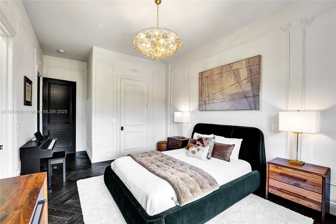 最近售出: $5,995,000 (7 贝兹, 4 浴室, 7302 平方英尺)