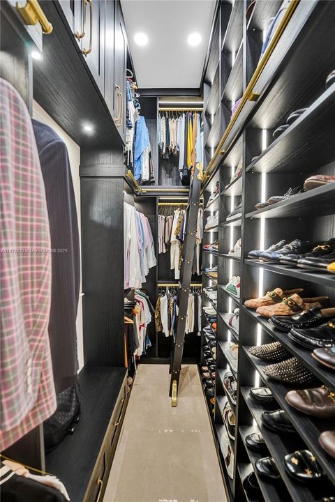 最近售出: $5,995,000 (7 贝兹, 4 浴室, 7302 平方英尺)