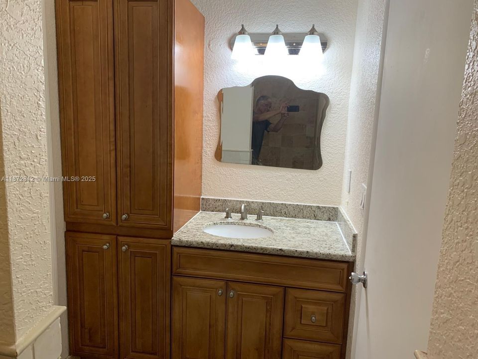 最近租的: $1,750 (1 贝兹, 1 浴室, 840 平方英尺)