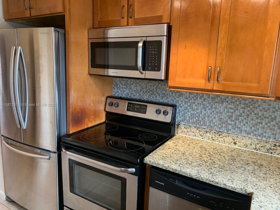 最近租的: $1,750 (1 贝兹, 1 浴室, 840 平方英尺)