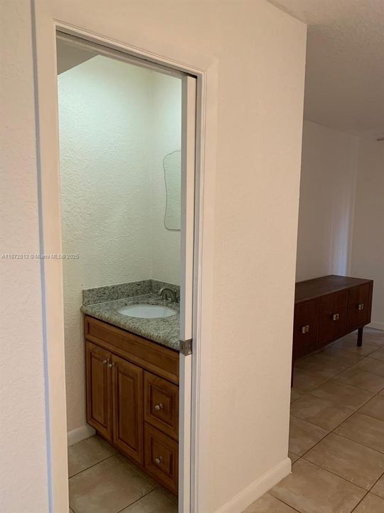 最近租的: $1,750 (1 贝兹, 1 浴室, 840 平方英尺)