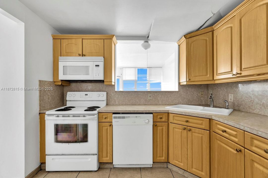 For Sale: $215,000 (2 beds, 2 baths, 1112 Square Feet)