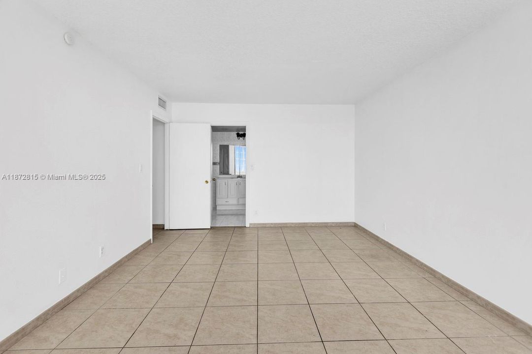 For Sale: $215,000 (2 beds, 2 baths, 1112 Square Feet)