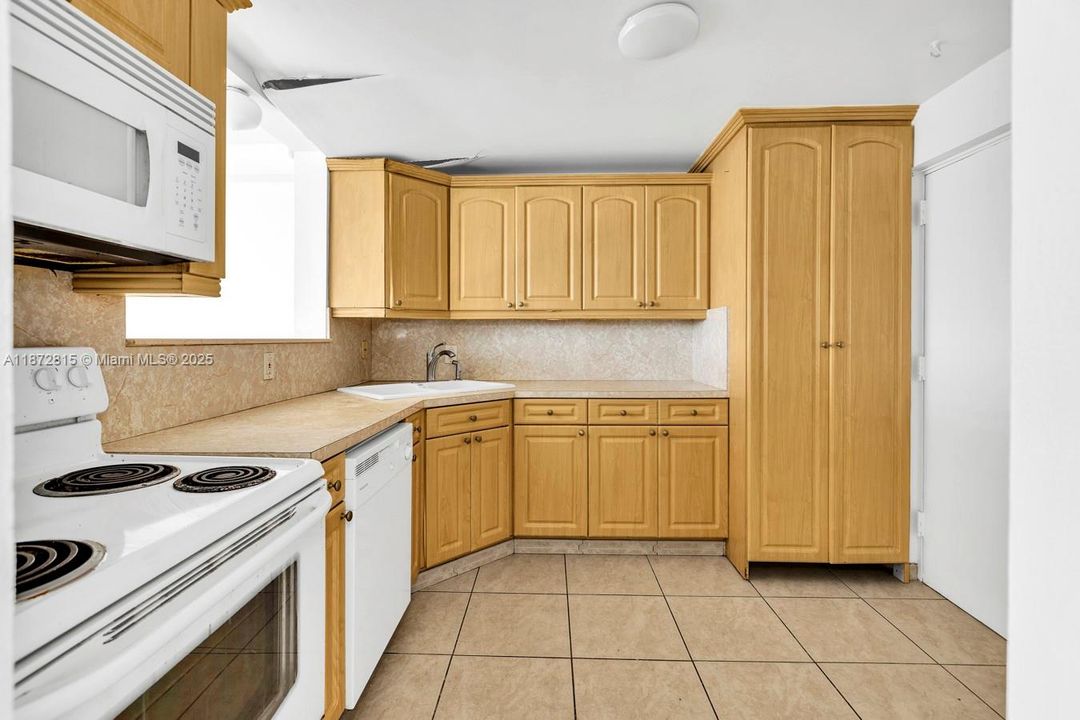 For Sale: $215,000 (2 beds, 2 baths, 1112 Square Feet)