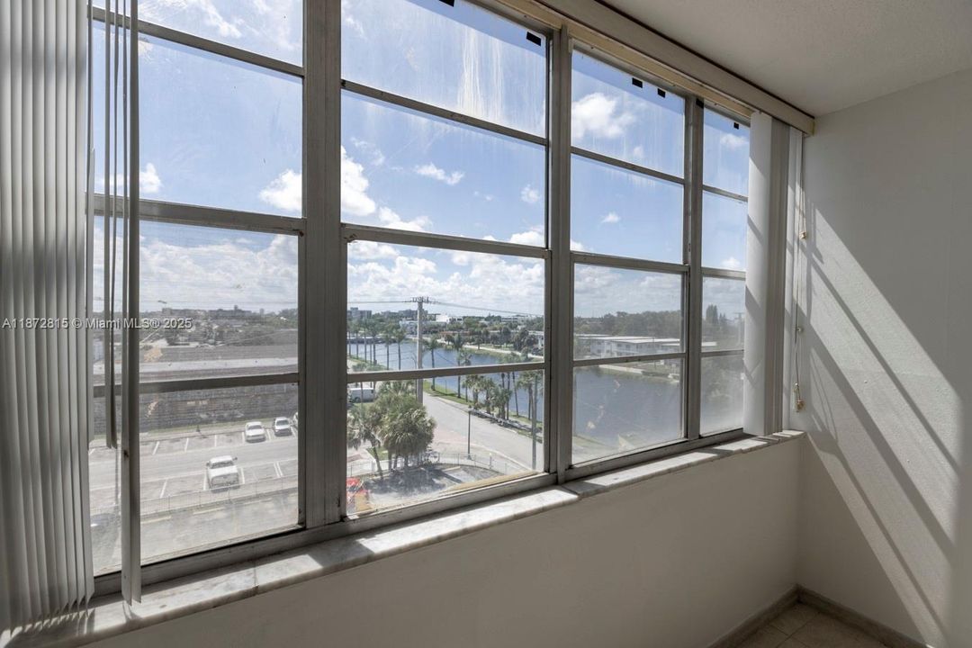 For Sale: $215,000 (2 beds, 2 baths, 1112 Square Feet)