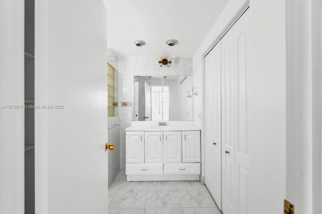 For Sale: $215,000 (2 beds, 2 baths, 1112 Square Feet)