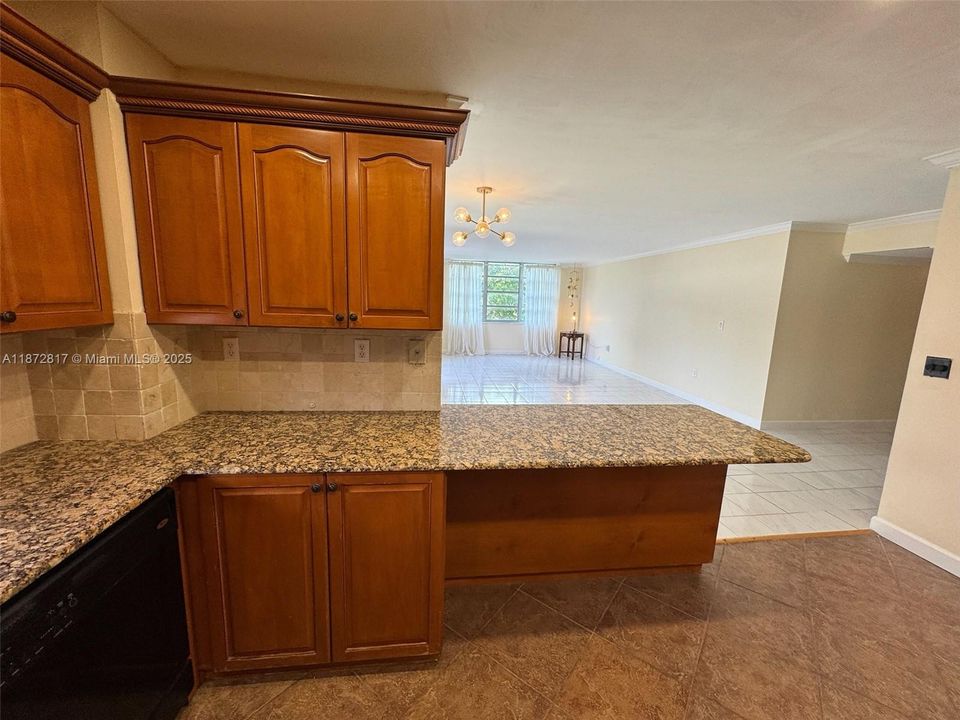 待售: $215,000 (2 贝兹, 2 浴室, 1300 平方英尺)