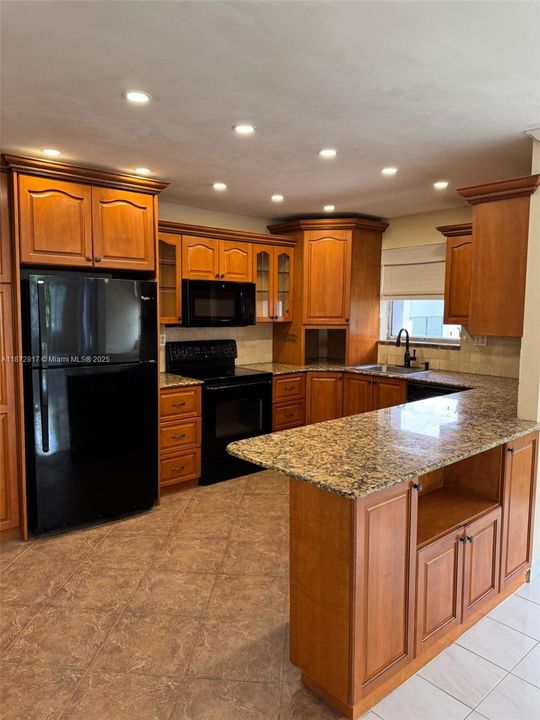 待售: $215,000 (2 贝兹, 2 浴室, 1300 平方英尺)