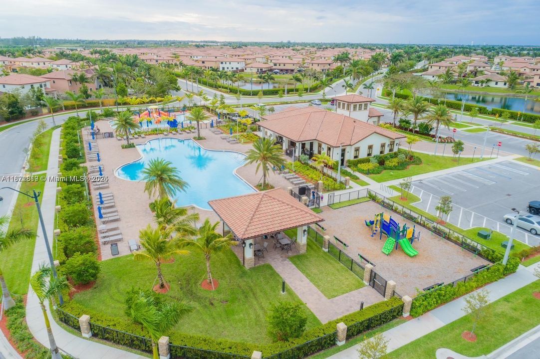 Activo con contrato: $3,400 (5 camas, 3 baños, 2924 Pies cuadrados)