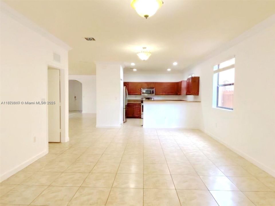 Activo con contrato: $3,400 (5 camas, 3 baños, 2924 Pies cuadrados)