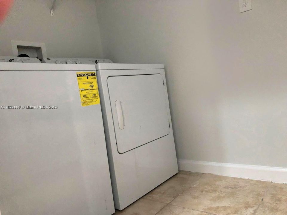 Activo con contrato: $3,400 (5 camas, 3 baños, 2924 Pies cuadrados)