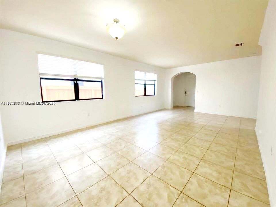 Activo con contrato: $3,400 (5 camas, 3 baños, 2924 Pies cuadrados)