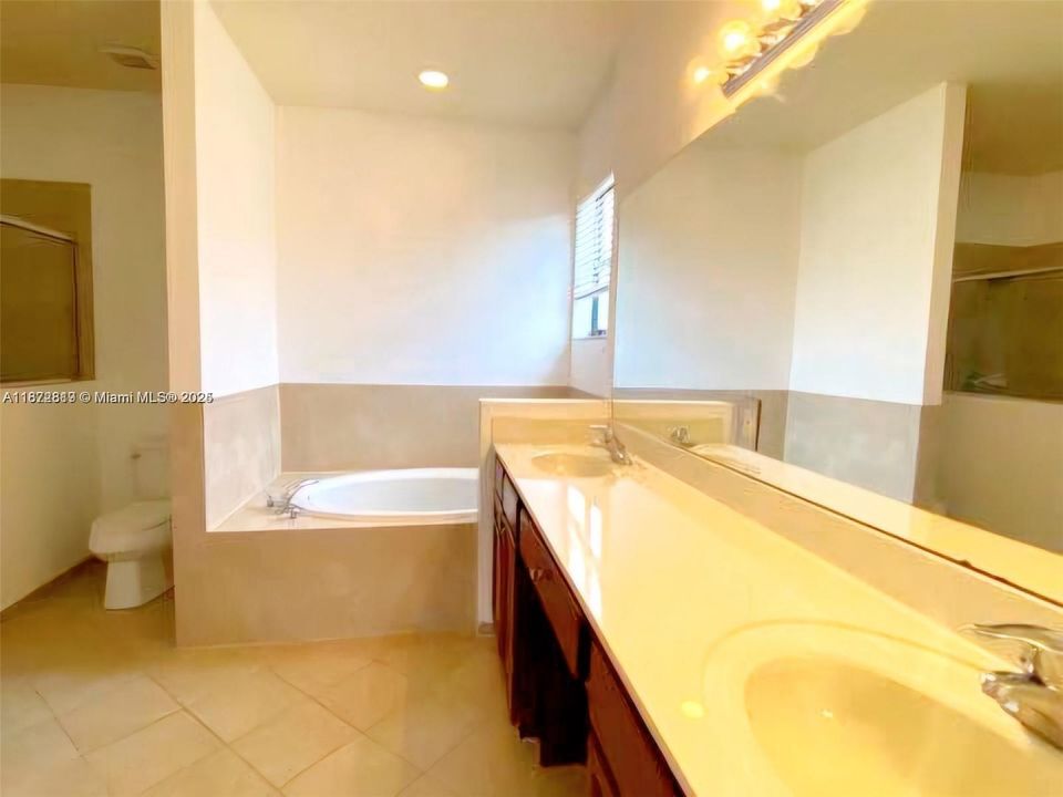 Activo con contrato: $3,400 (5 camas, 3 baños, 2924 Pies cuadrados)