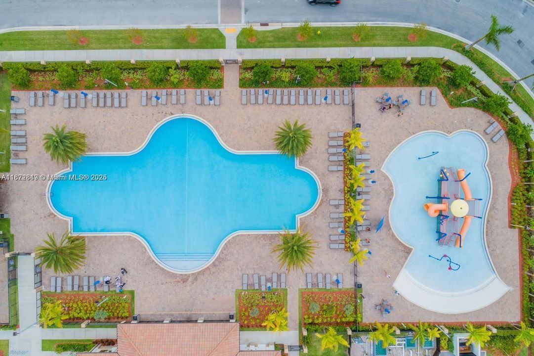 Activo con contrato: $3,400 (5 camas, 3 baños, 2924 Pies cuadrados)