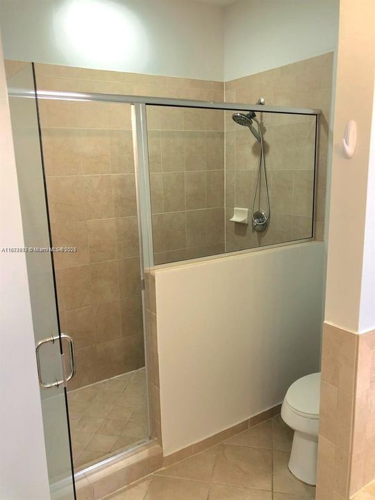 Activo con contrato: $3,400 (5 camas, 3 baños, 2924 Pies cuadrados)