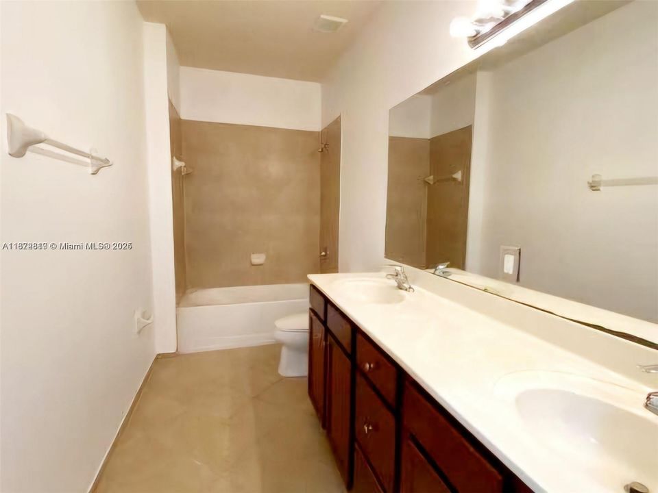 Activo con contrato: $3,400 (5 camas, 3 baños, 2924 Pies cuadrados)