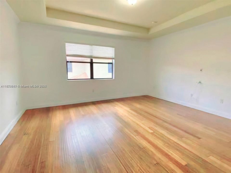 Activo con contrato: $3,400 (5 camas, 3 baños, 2924 Pies cuadrados)