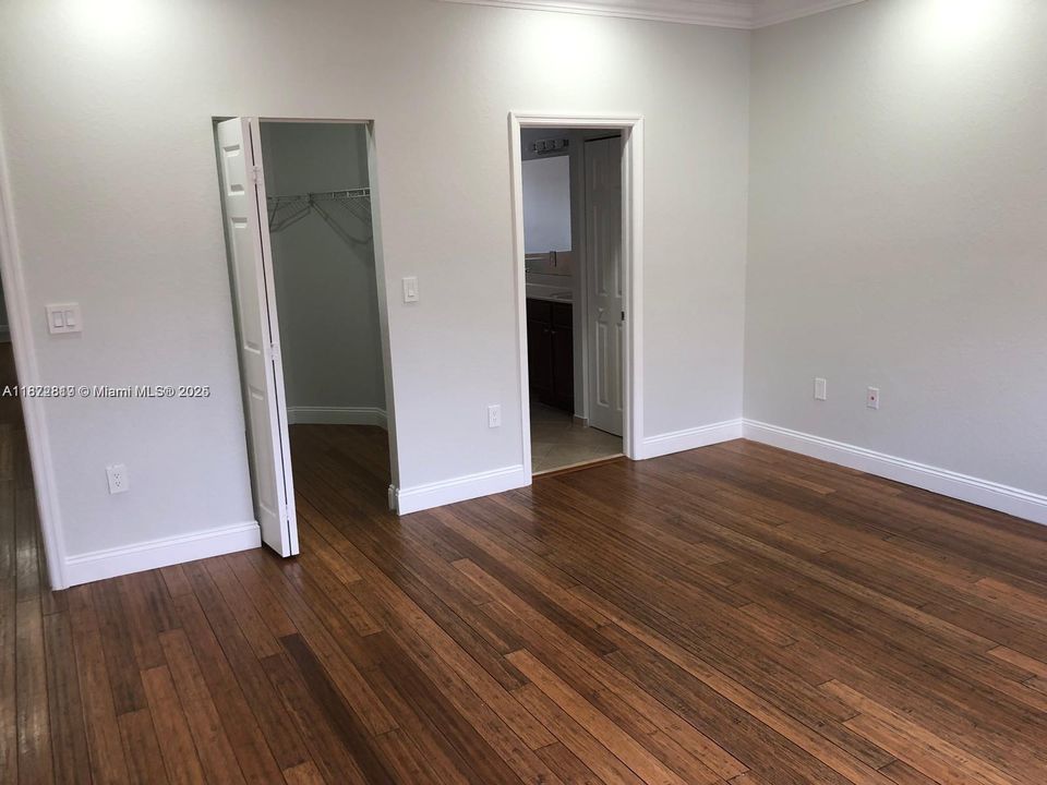 Activo con contrato: $3,400 (5 camas, 3 baños, 2924 Pies cuadrados)