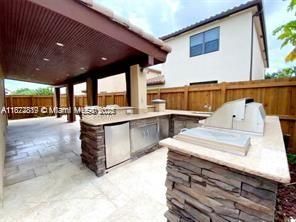 Activo con contrato: $3,400 (5 camas, 3 baños, 2924 Pies cuadrados)