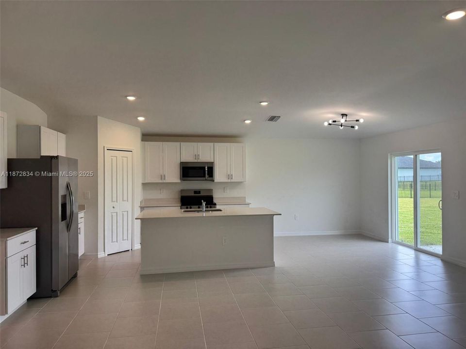 Недавно арендовано: $2,400 (4 спален, 2 ванн, 1824 Квадратных фут)