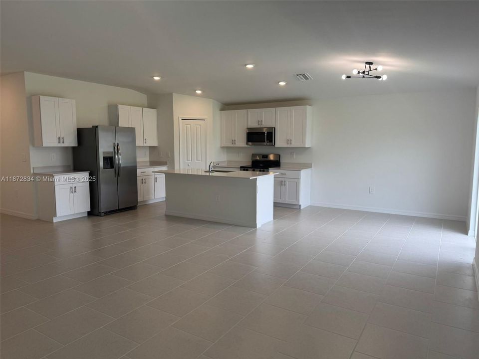 Недавно арендовано: $2,400 (4 спален, 2 ванн, 1824 Квадратных фут)