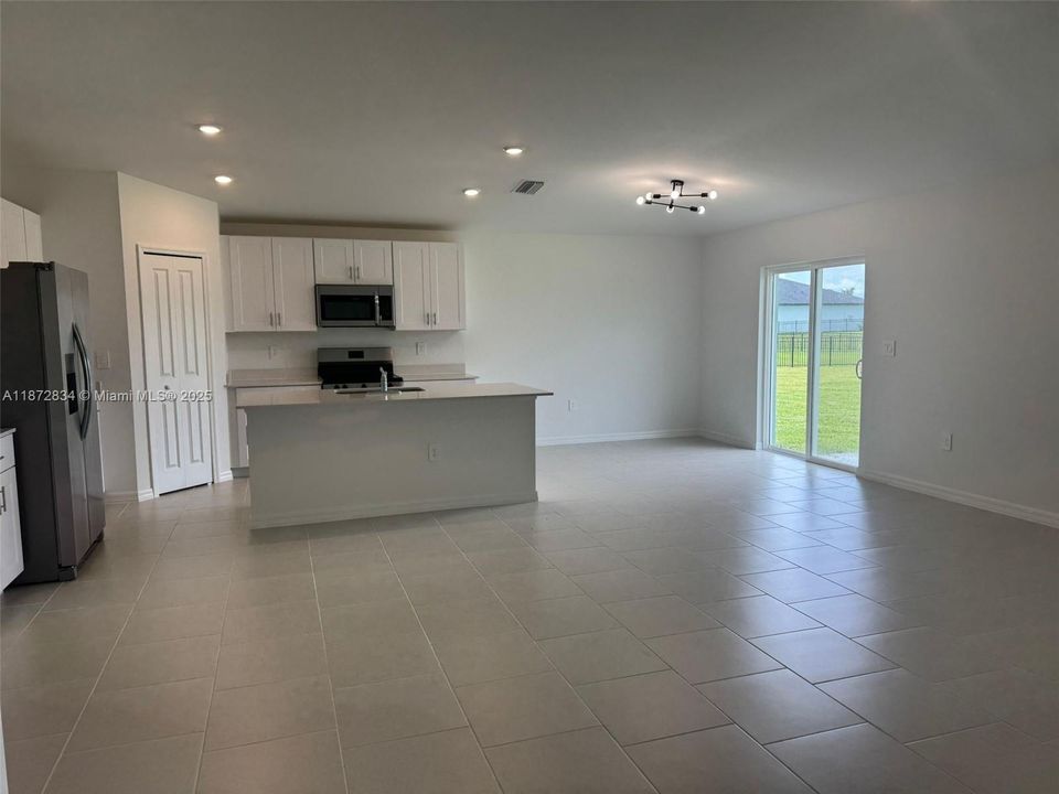 Недавно арендовано: $2,400 (4 спален, 2 ванн, 1824 Квадратных фут)