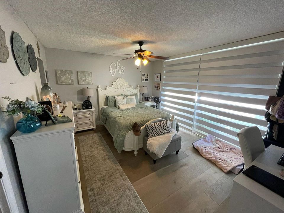 Recently Sold: $490,000 (2 beds, 2 baths, 990 Square Feet)