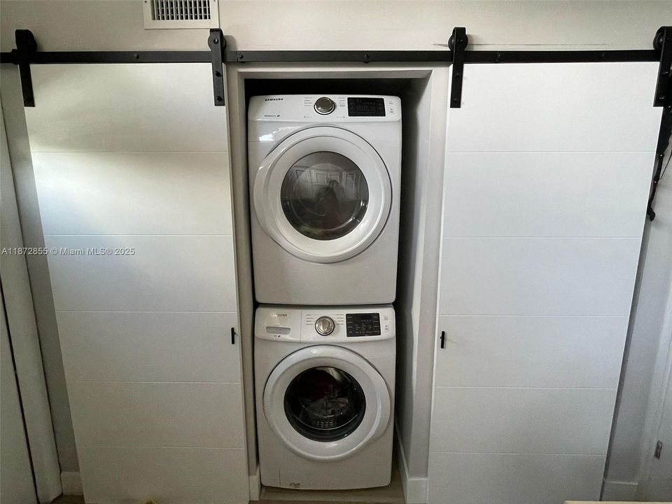 Recently Sold: $490,000 (2 beds, 2 baths, 990 Square Feet)