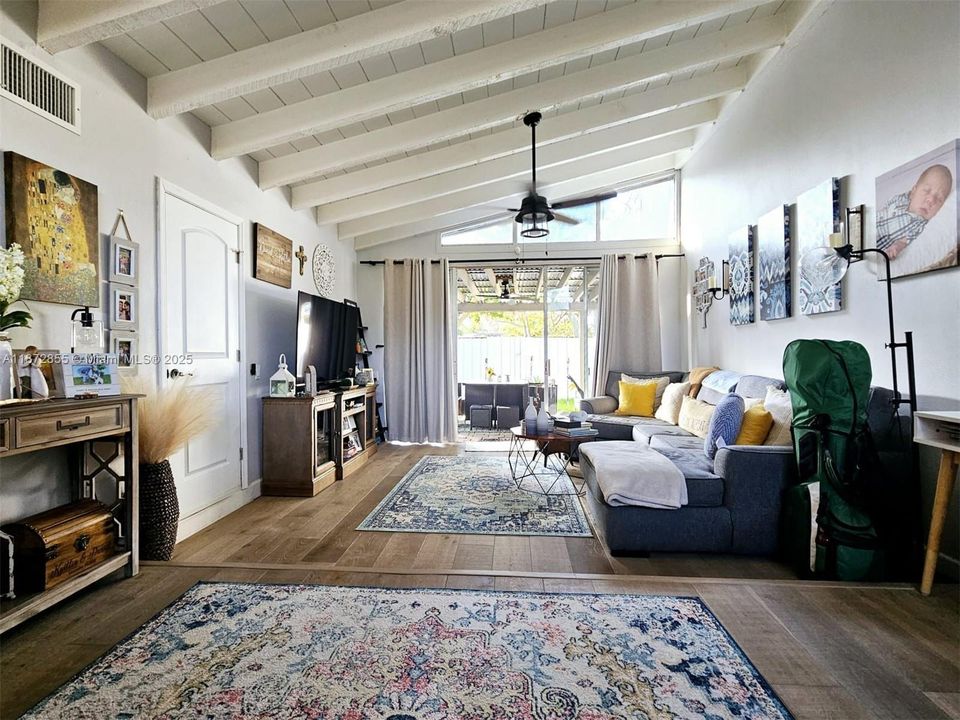 Recently Sold: $490,000 (2 beds, 2 baths, 990 Square Feet)