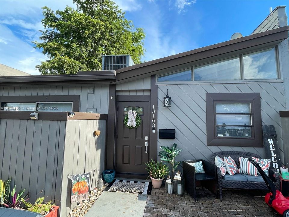 Recently Sold: $490,000 (2 beds, 2 baths, 990 Square Feet)