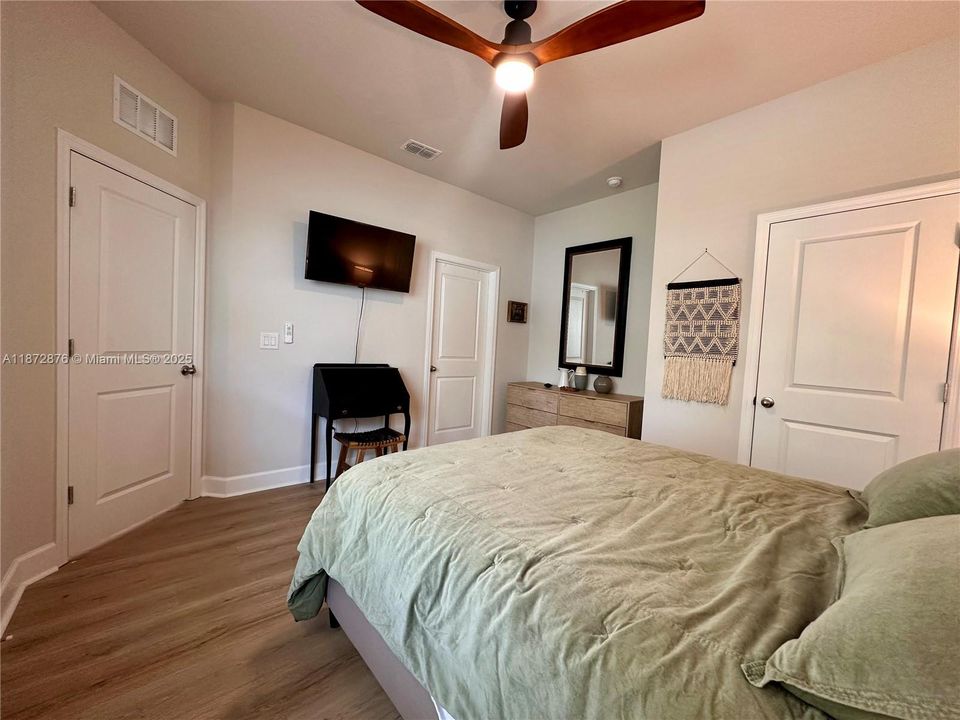 For Sale: $715,000 (5 beds, 4 baths, 3304 Square Feet)