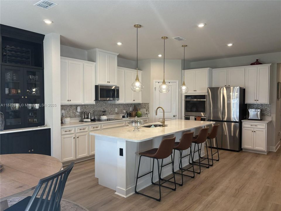 For Sale: $715,000 (5 beds, 4 baths, 3304 Square Feet)